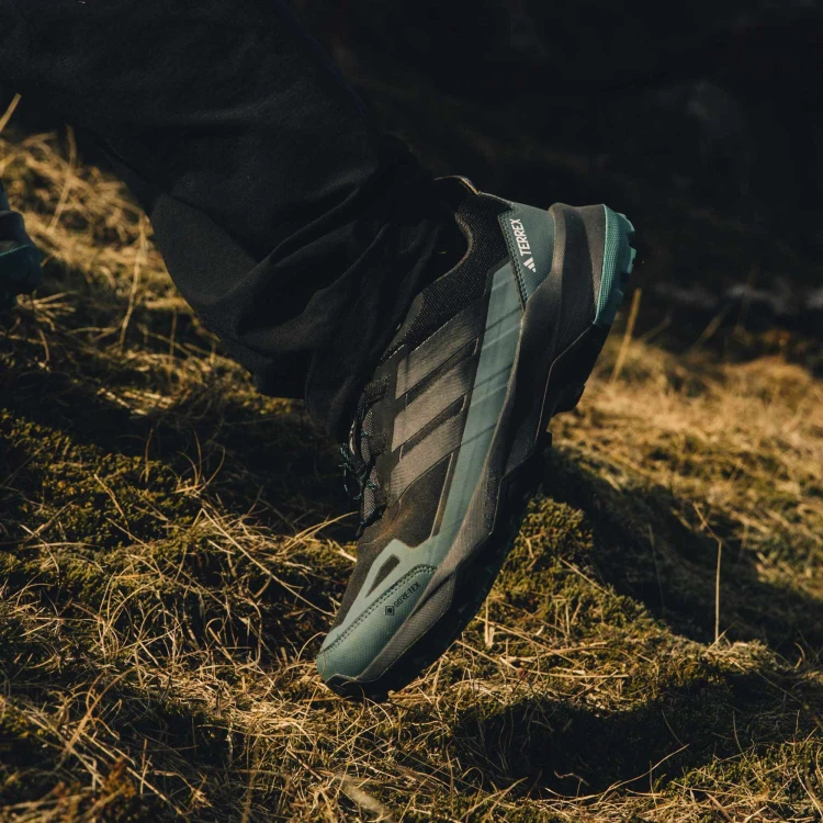 JQ2209_14_FOOTWEAR_Photography_HeroMrktng View 3.jpg