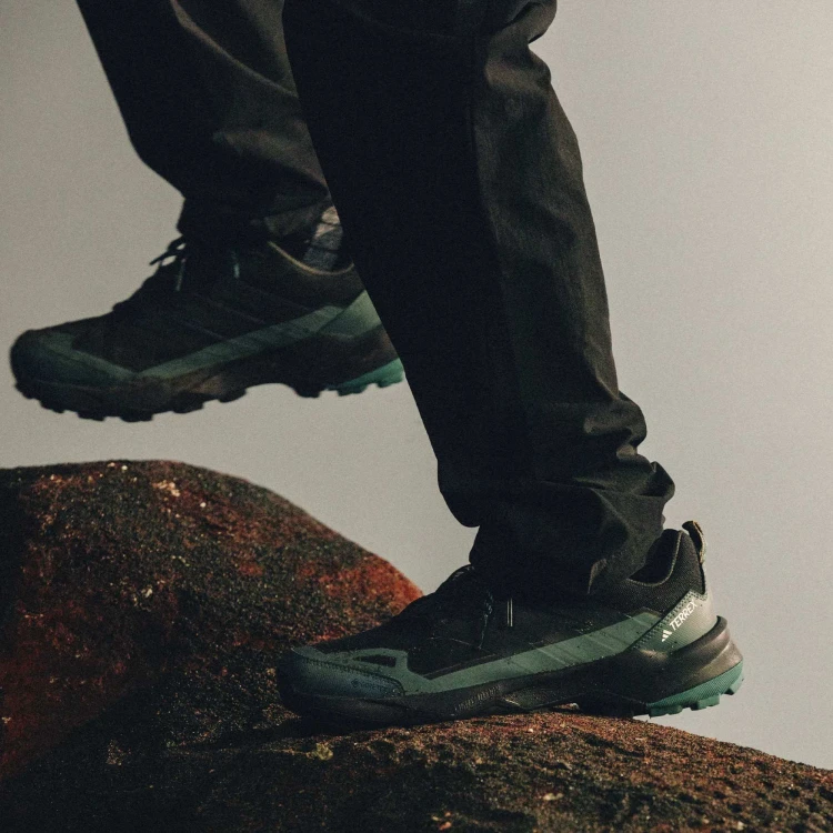 JQ2209_15_FOOTWEAR_Photography_HeroMrktng View 4.jpg