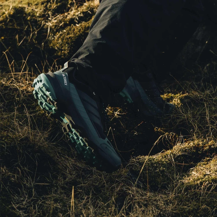 JQ2209_16_FOOTWEAR_Photography_HeroMrktng View 5.jpg