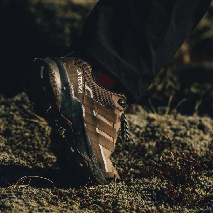 JH7806_15_FOOTWEAR_Photography_HeroMrktng View 3.jpg