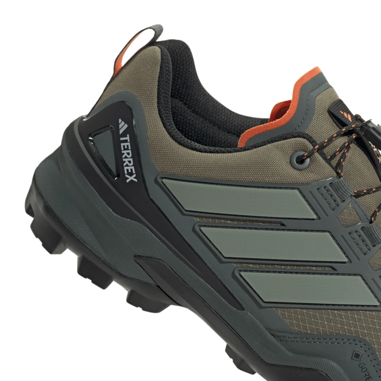 IH1095_8_FOOTWEAR_Photography_Detail View 1_white.png